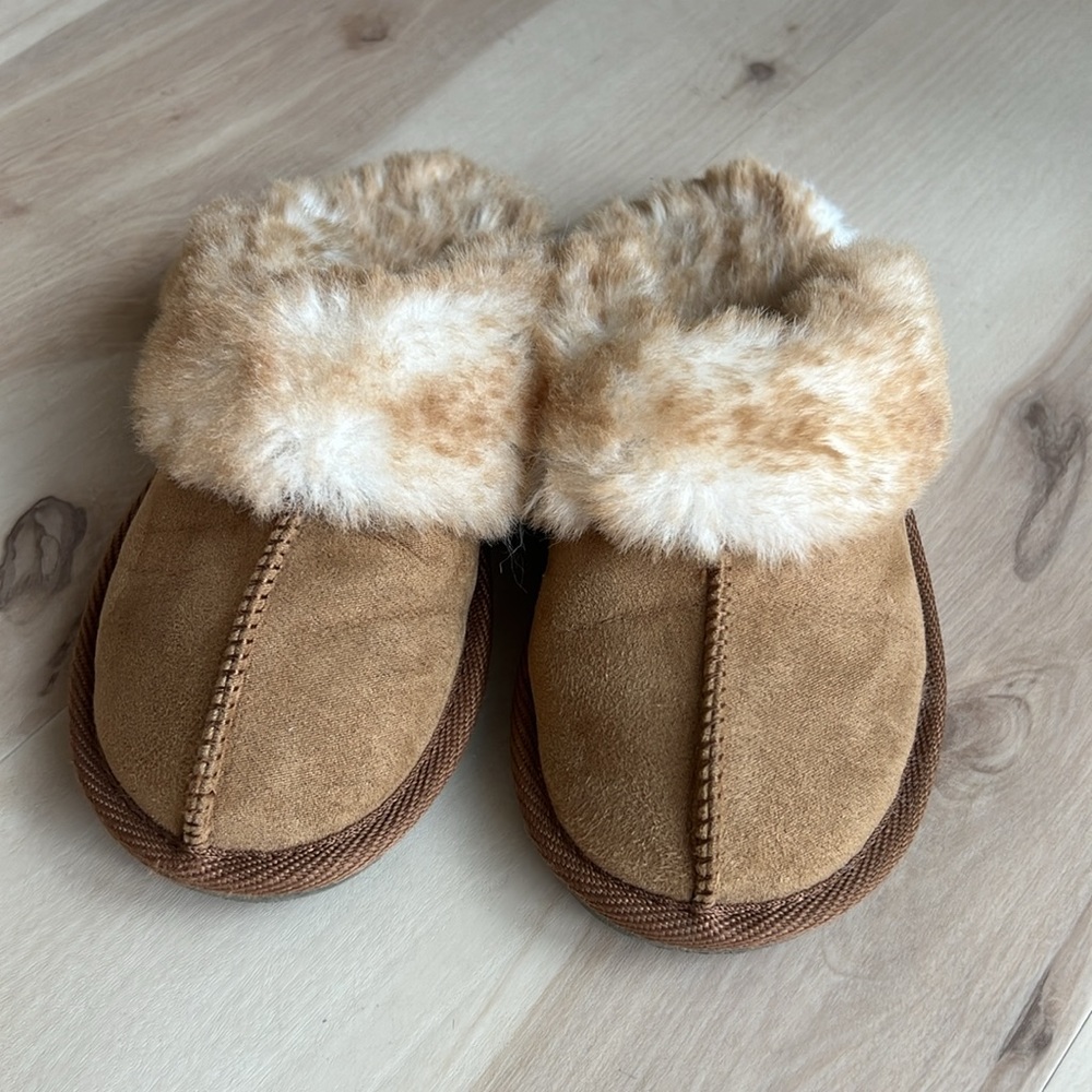 Cat and Jack girls fuzzy slippers Size 13